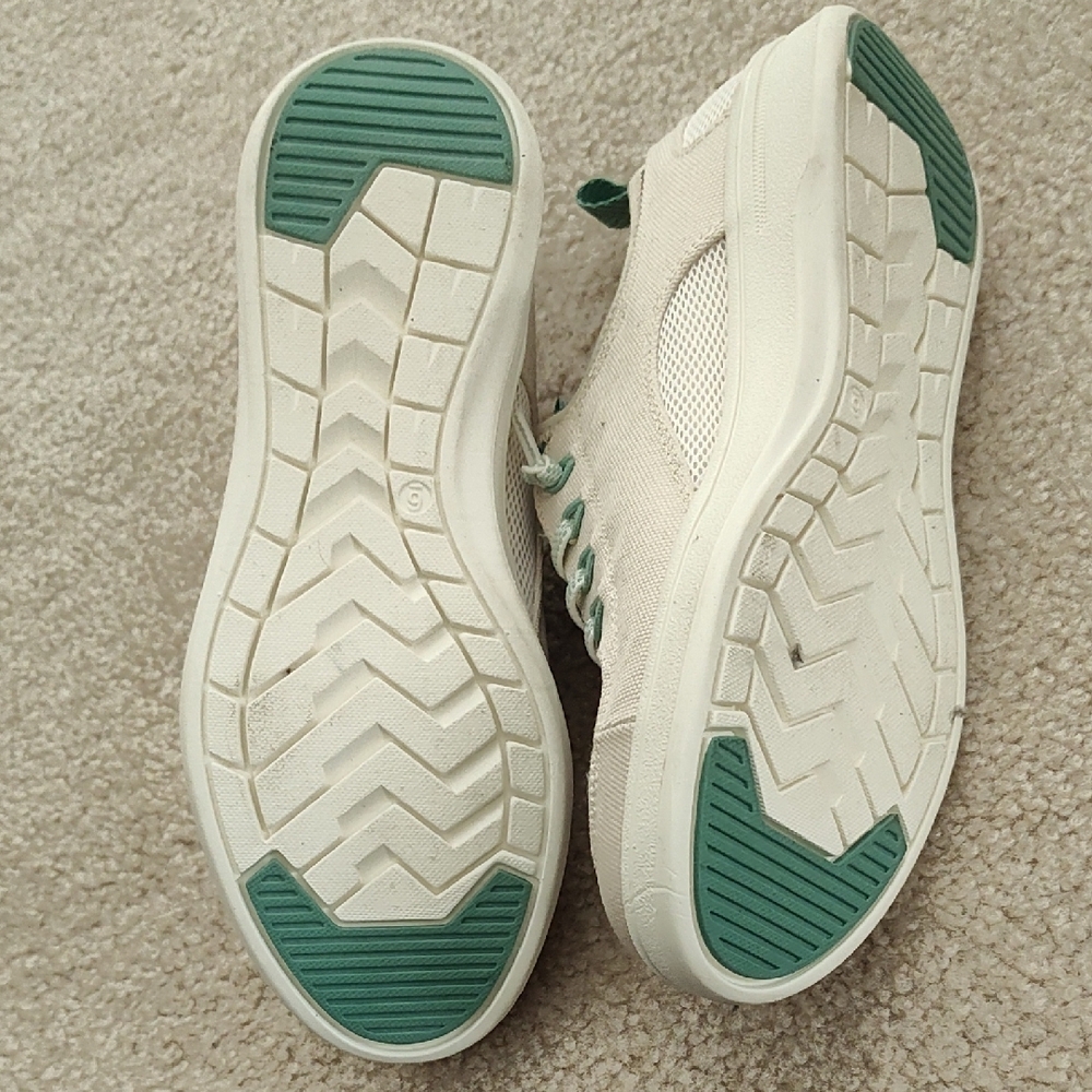 Hurley Casual Shoes with Mint and Patterned Details - Picture 3 of 5